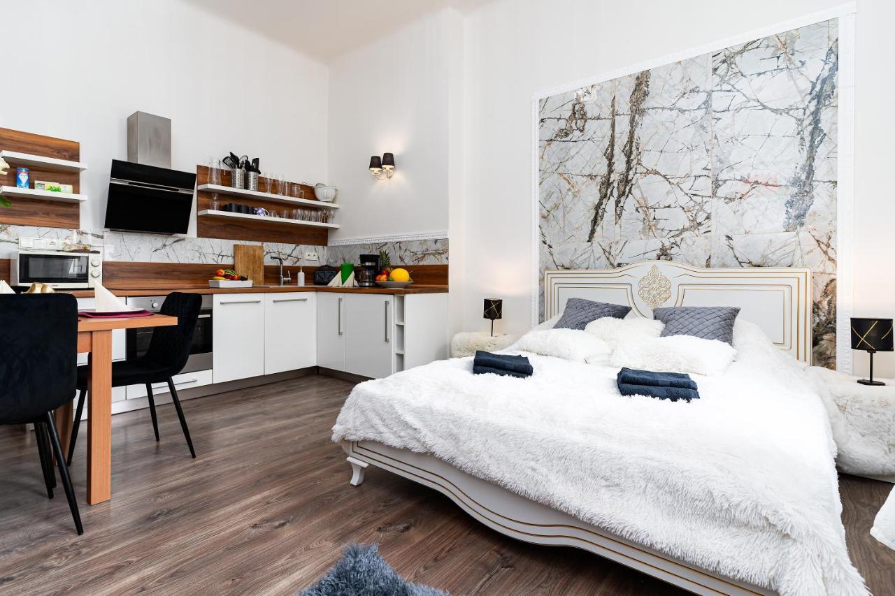 Emperors Elegance Suite Praha Bagian luar foto